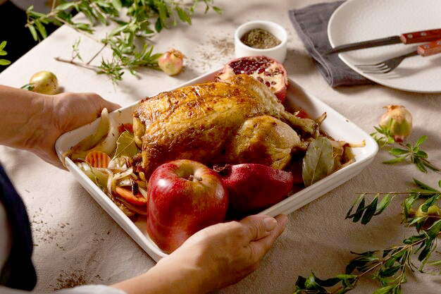 Cocotte de poulet aux carottes et aux raisins secs